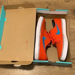 Orange Nike sb